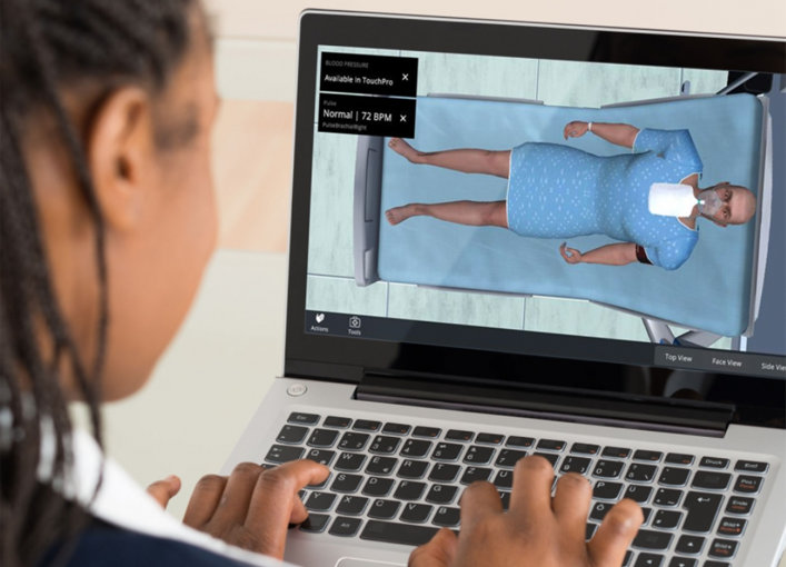 Um aluno treinando apartir de seu notebook interagindo com um paciente virtual pela nuvem
