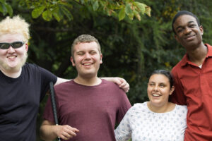 Foto de um grupo de amigos cegos abraçados