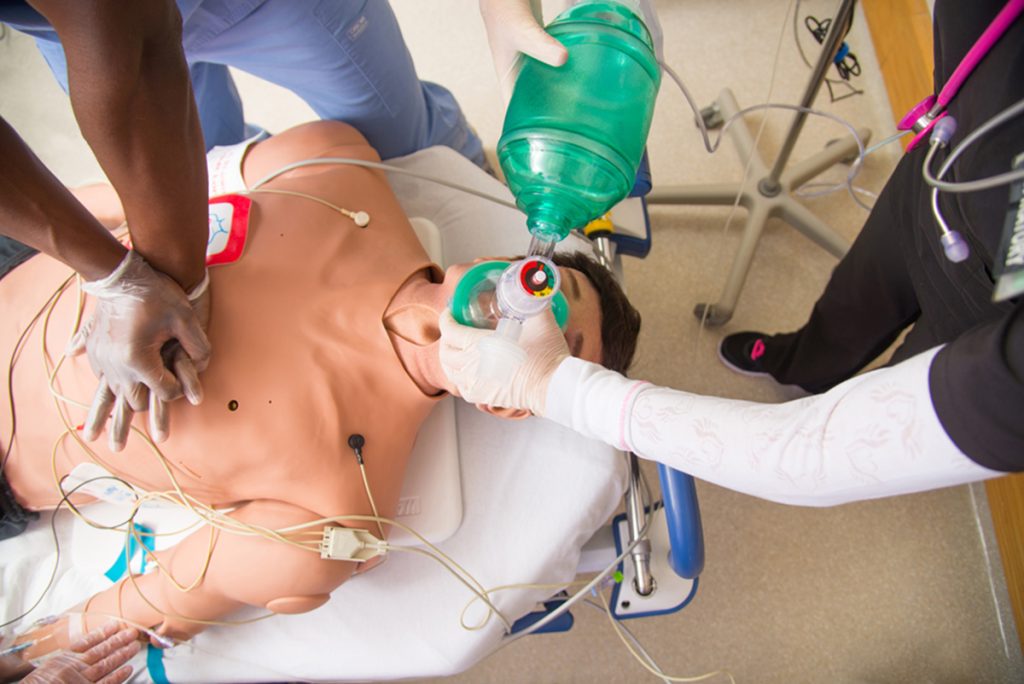 equipe médica sendo treinada em simulador de paciente