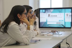 estudantes treinando com paciente virtual