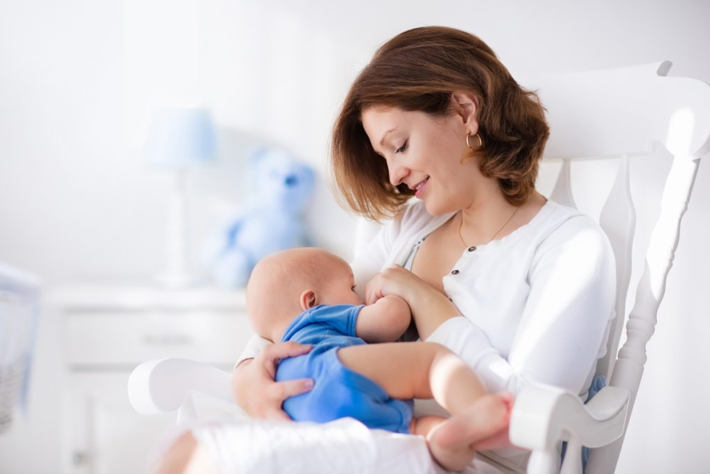 Amamentação é fundamental. Mãe dando de mamar a seu filho.