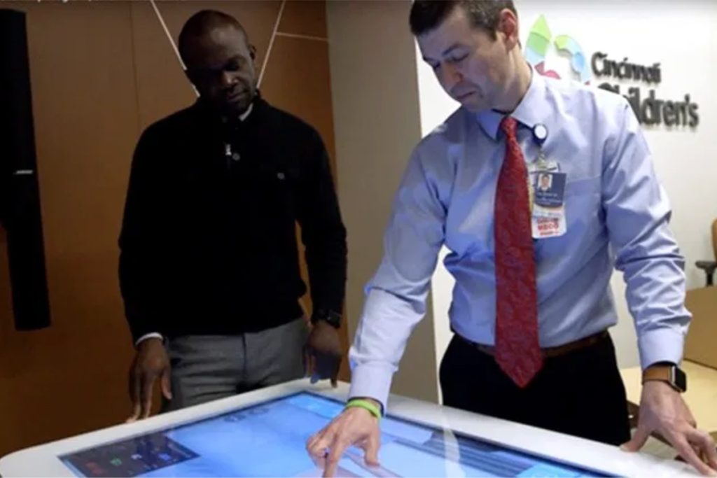 Dr. Wilmot usando a mesa Body Interact