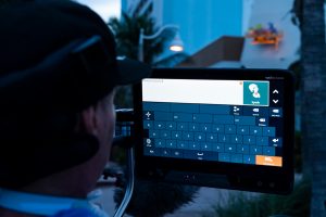Jeff usando seu I-Series para se comunicar
