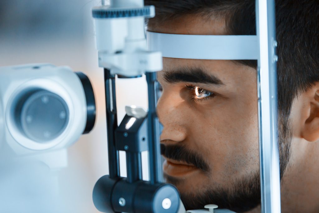 rapaz realizando exame glaucoma