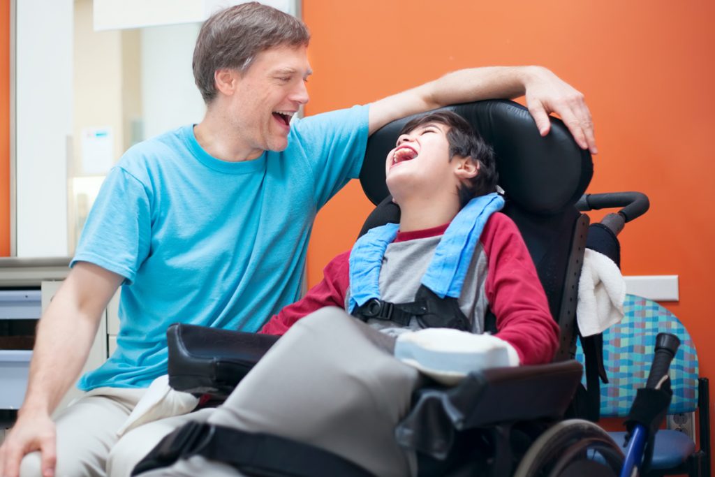 criança se comunicando com terapeuta ocupacional