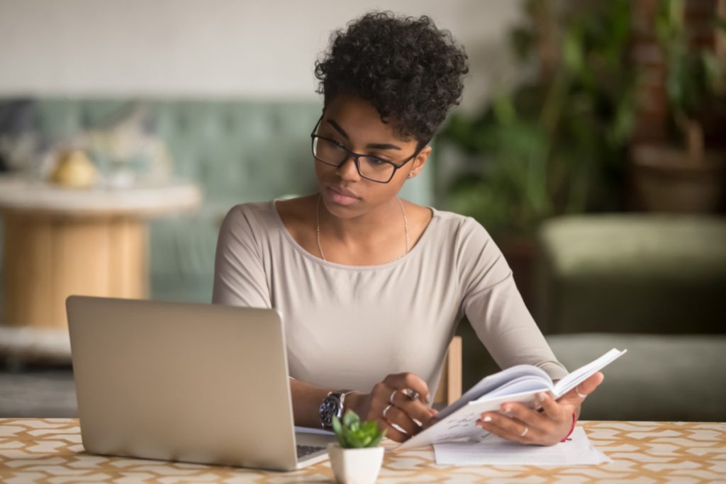 Estudante de enfermagem estudando online com paciente virtual