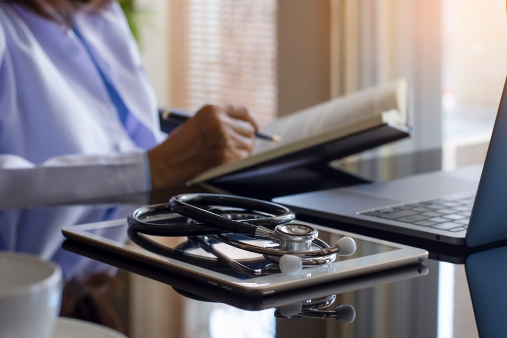 Estudante de medicina com aula a distancia