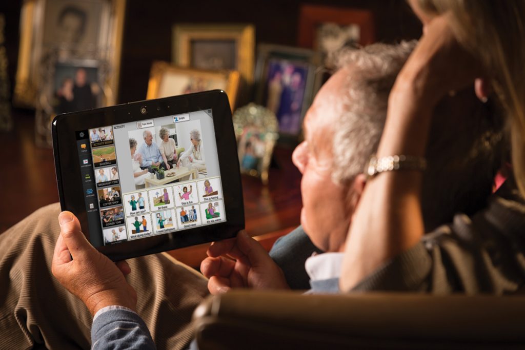 senhor usando prancha de comunicação em um tablet