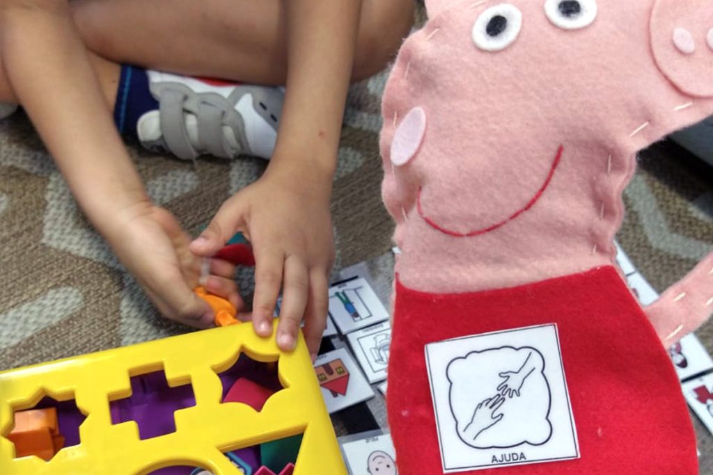 Menino brincando com um jogo de culinária dentro de casa