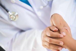medico examinando pulso
