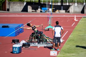 Atleta cadeirante treinando lançamento de dardo