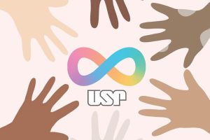 #pra cego ver #pra todos verem: fundo rosa claro com ilustrações de 5 mãos com tons de pele diferente e no centro um símbolo de infinito com as cores do arco-íris e abaixo o logo da USP.