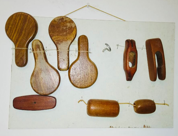 artefatos de madeira pendurados em um painel