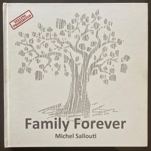 Livro branco com uma representação gráfica de uma árvore em cinza, com título Family Forever e autos Michel Sallouti. 