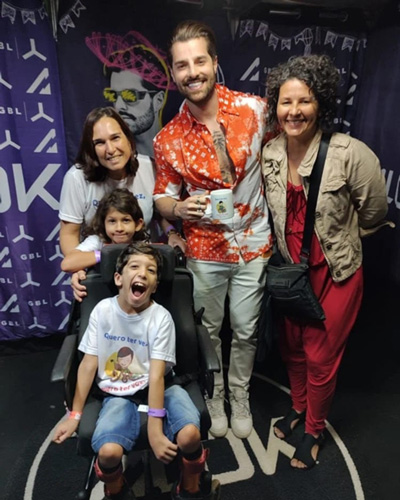 Foto de Pedro com sua irmã, mãe e uma outra mulher, ao lado do DJ Alok.