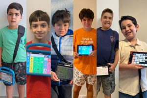 6 fotos compondo uma única foto. Cada foto com um menino de idades variadas segurando seus dispositivos de Comunicação Alternativa