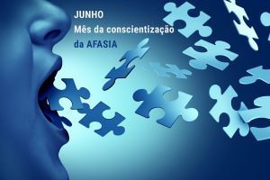 foto azulada do close da boca aberta de uma pessoa de perfil com várias peças de quebra-cabeças saindo. Texto sobre a foto: Junho mês de conscientização da AFASIA
