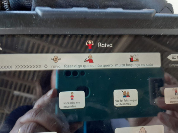 Foto de um tablet de CAA, onde vemos as figuras de "raiva", "bagunça na sala" e "fazer algo que eu não quero"