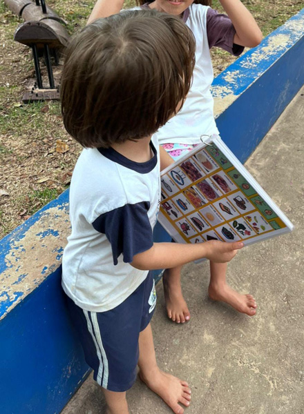 Grotinho no pátio com um chaveiro de CAA