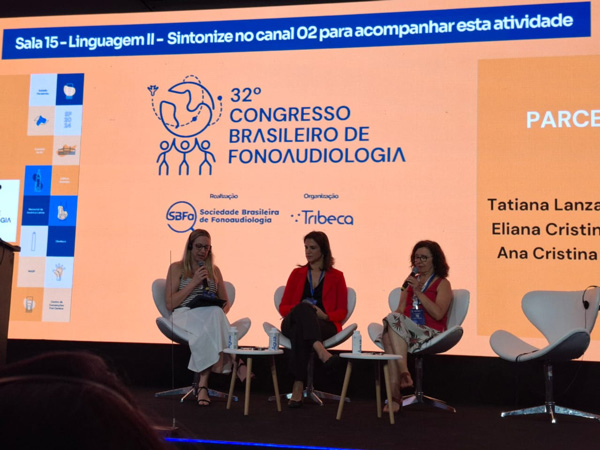 Foto do palco com as 3 palestrantes