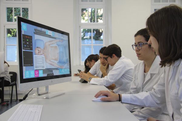 Foto de estudantes treinando em paciente virtual