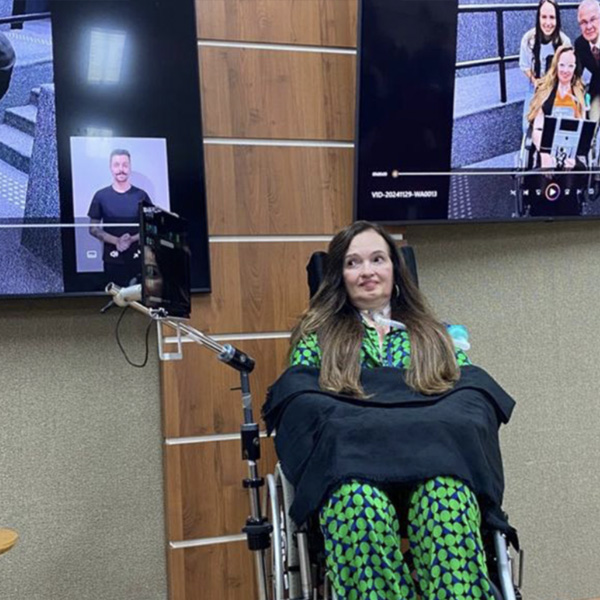 Foto de Beth dando uma palestra com seu rastreador ocular