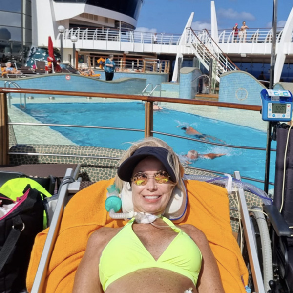 Foto de Maria deitada em uma espreguiçadeira tomando sol em um navio