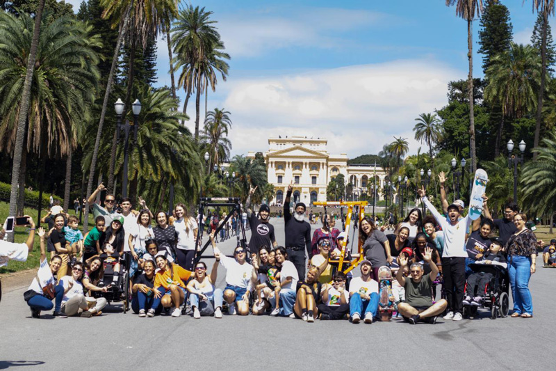 Foto do grupo SkateAnima posando em frente ao museu do Ipiranga