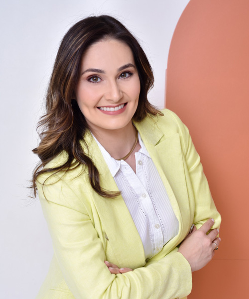 Foto da Dra Ana Paula posando e sorrindo