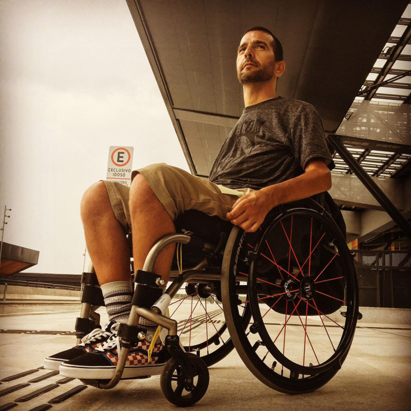 Foto de Renato em sua cadeira de rodas