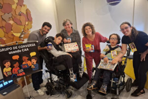 Fotos dos participantes do Grupo de Conversa usando a CAA elaborado pela Clínica Clarear