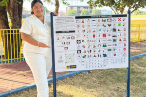 Foto de Glaice ao lado da primeira placa de CAA de Santarém no Complexo de Esporte e Lazer.