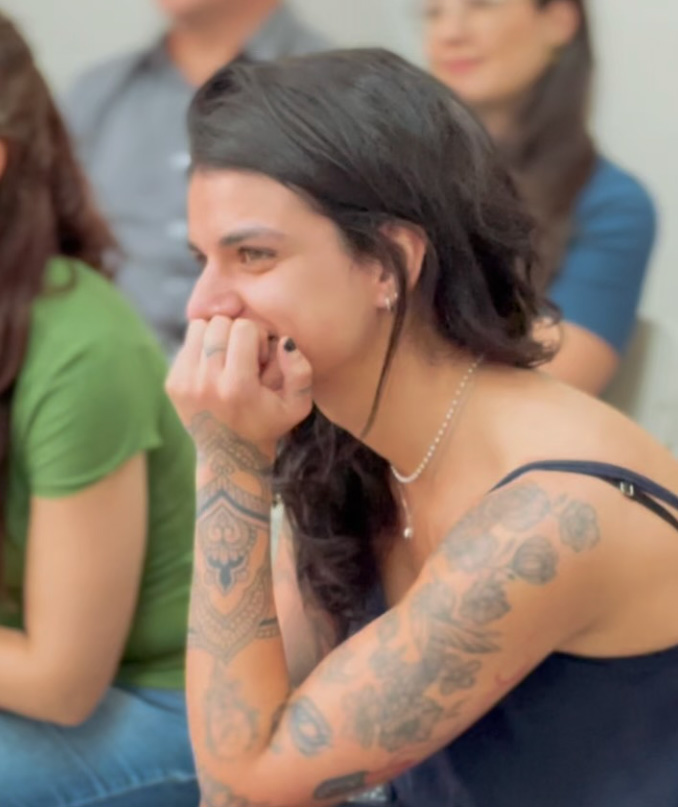 Foto de Talita emocionada com a entrega dos recursos