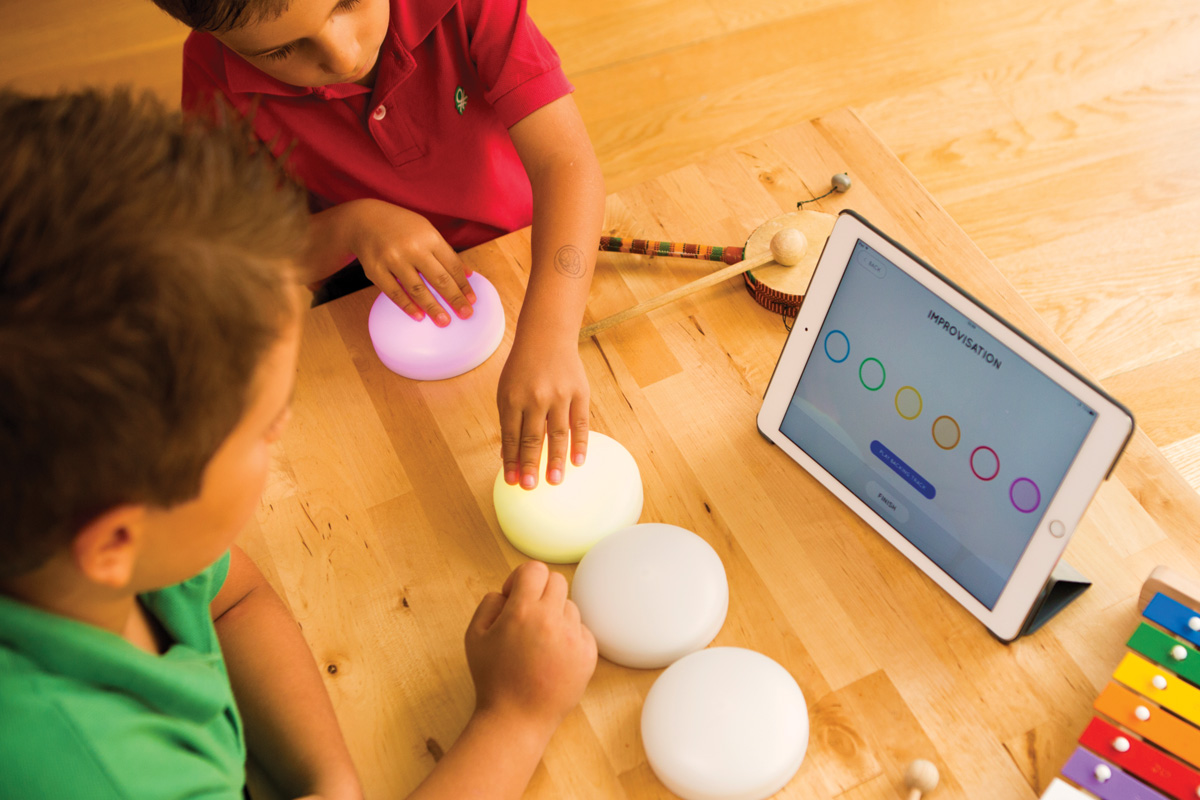 Foto de dois garotos brincando com o Cosmo