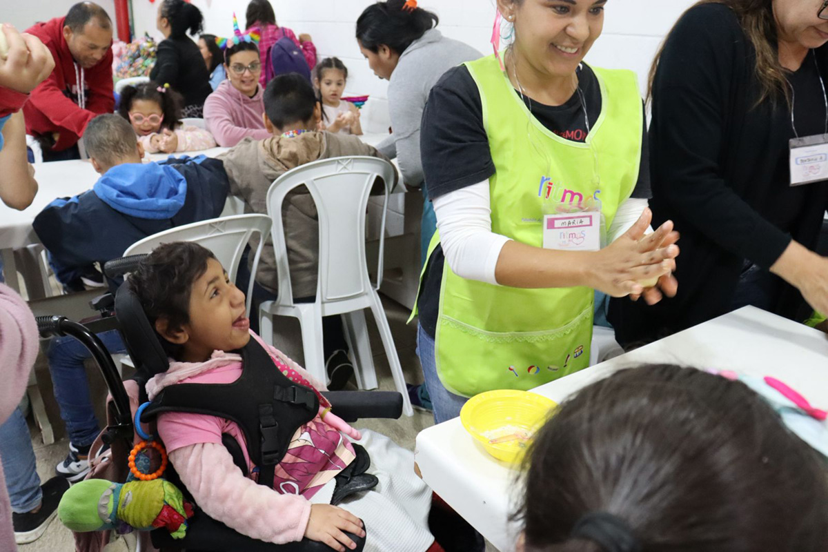 Foto da Ong Ritmos do Coração onde vemos várias crianças brincando e alguns monitores