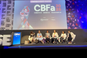Foto de um dos palcos da CBFa com 6 mulheres falando sobre CAA.