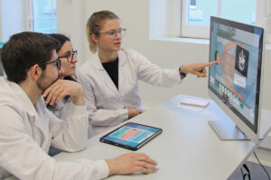 Estudantes treinando em ambiente de simulação clínica em uma plataforma de paciente virtual para tomada de decisão médica