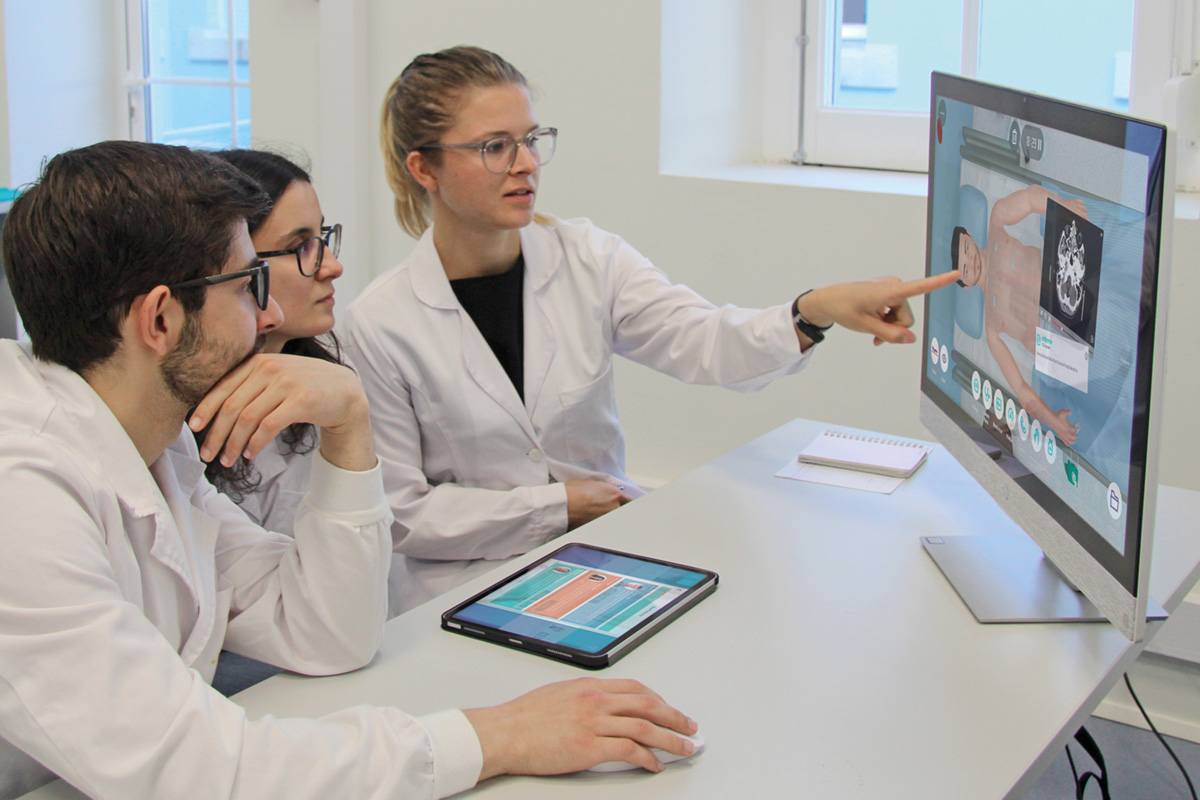 Estudantes treinando em ambiente de simulação clínica em uma plataforma de paciente virtual para tomada de decisão médica