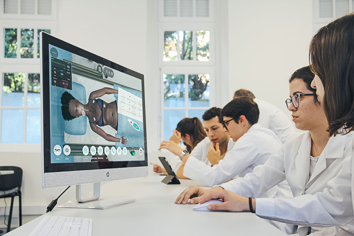 Simulação clínica com paciente virtual Body Interact utilizada na formação médica