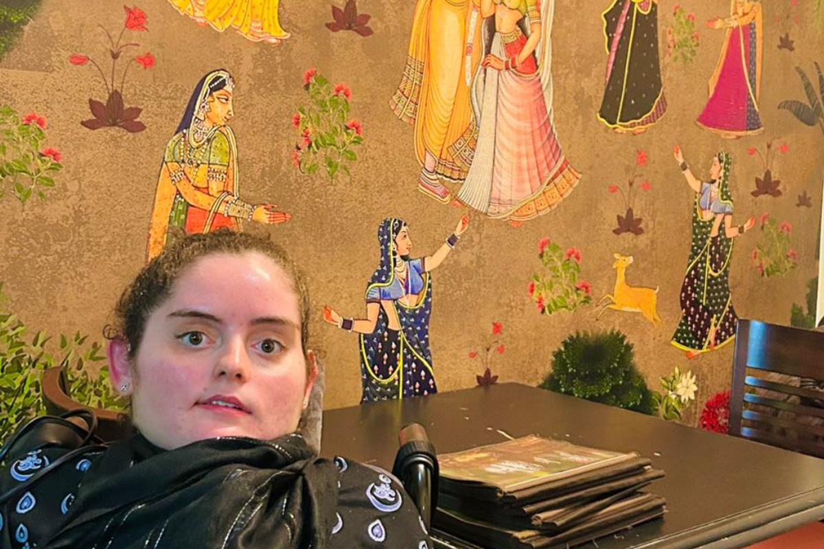 Foto de Julia Guida em um de seus restaurantes preferidos: um restaurante indiano chamado Tandoor