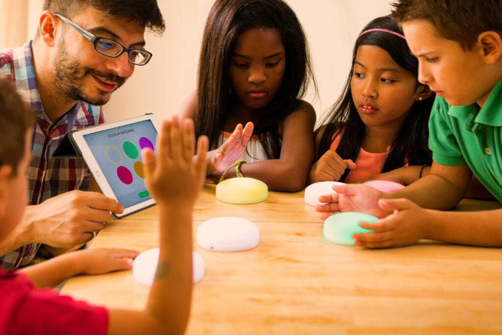 Foto de um professor usando o Cosmo junto com sua turma de alunos