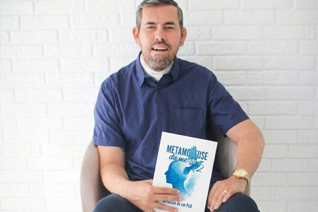 Foto de Andre segurando seu novo livro