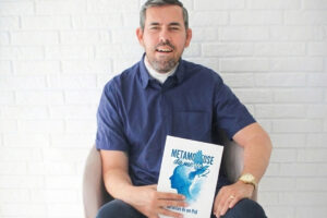 Foto de Andre segurando seu novo livro