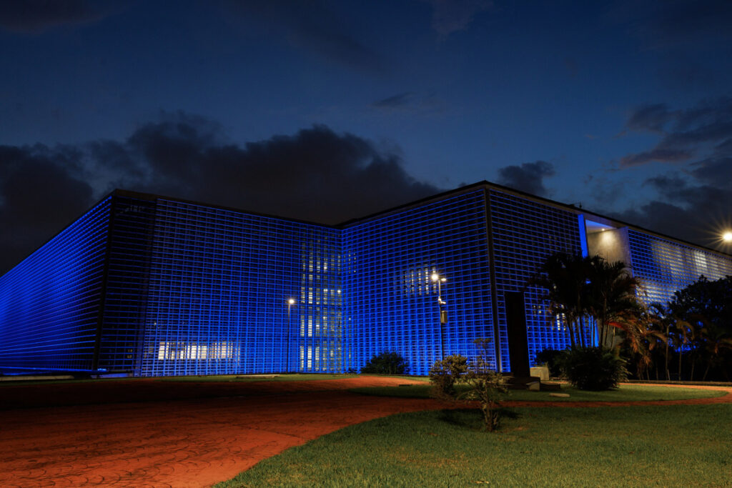 Foto da Assembléia Legislativa do Estado de São Paulo/Alesp iluminada de azul