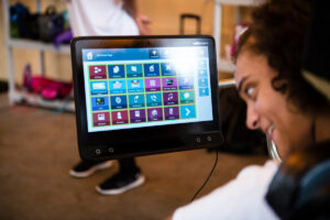 Foto de uma menina na escola controlando o computador apenas com o olhar