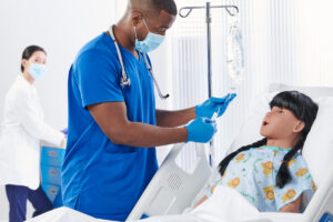Foto de uma simulação clínica com um paciente pediátrico