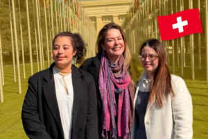 Foto de Fabiana Duarte ao centro e as autodefensoras Samanta Quadrado e Lia de Paulino Lerner em Genebra para a convenção da ONU