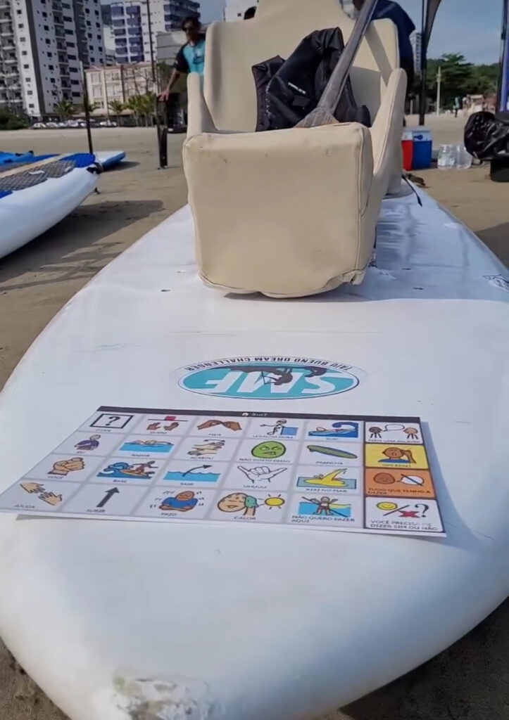 Foto de uma das pranchas de surf adaptadas, com uma prancha de CAA colada na ponta.