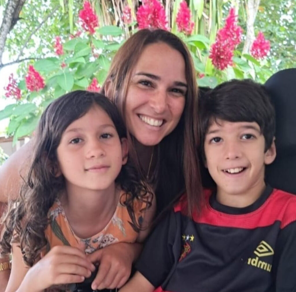 Foto de Marcela Sena ao lado de seus filhos Pedro e Maria