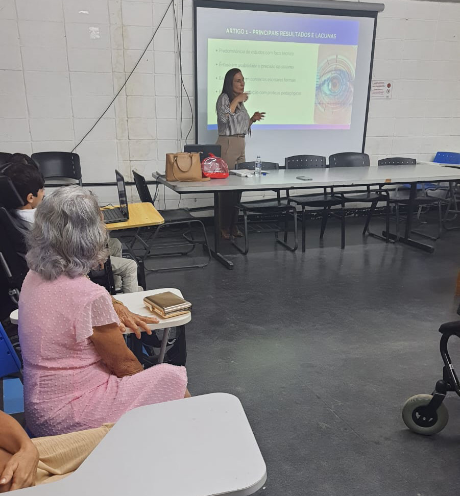 Foto de Marcela apresentando sua dissertação na tese de mestrado.